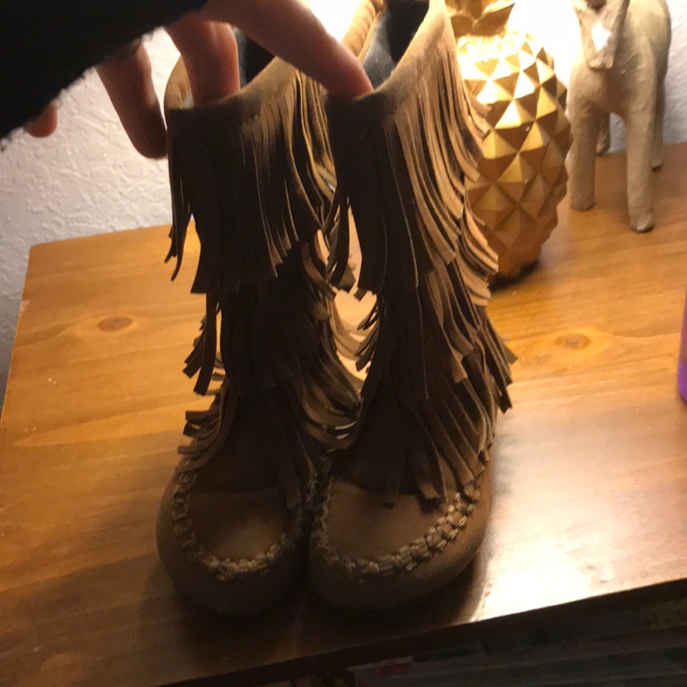 Fringe moccasin boots